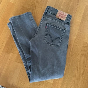 511’ jeans - Grå Levis jeans av modell 511. Går under slim kategori men jag skulle mer kalla det straight leg.  I vilket fall grymt snygga jeans utan några större större tecken på användning!