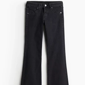 Svarta lågmidjade jeans - Supersnygga svarta lågmidjade jeans från hm i storlek 34🩷 Sparsamt använda och i väldigt fint skick, bara lite slitna längst ner! Helt slutsålda🌟