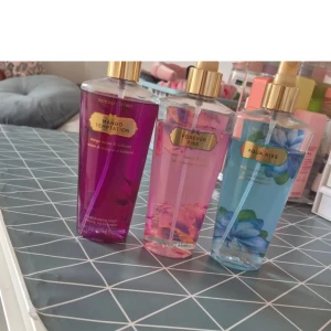 parfym från Victoria's Secret - Säljer en body mists från Victoria's Secret. Forever Pink i den rosa flaskan. Perfekta för att fräscha upp dagen med en härlig doft! 