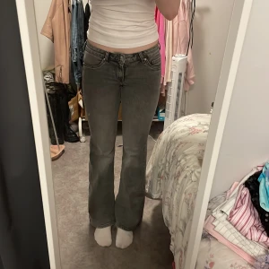 Low waist jeans - Säljer ett par grå jeans från hm i storlek 38 de är använda en gång. De har en klassisk botcut fit och är perfekta för vardagsbruk. Jeansen har en snygg tvättad look och är i bra skick. Perfekta för både höst och vår!
