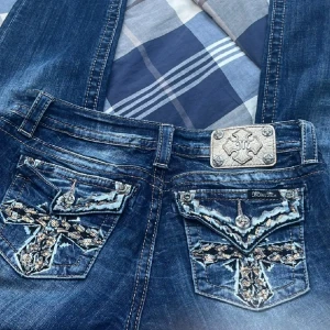 Miss me  - Säljer för att dem e för stora, midjemått rakt över 40cm, innervenslängd 77cm. Dem har sluta nere vid benet 