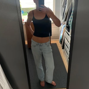 Ljusblå jeans från Gina Tricot - Säljer ett par ljusblå jeans från Gina Tricot i storlek 38. De har en klassisk femficksdesign och är i mycket bra skick. Perfekta för både vardag och fest! 💙 är 184 cm  och är en s/m 