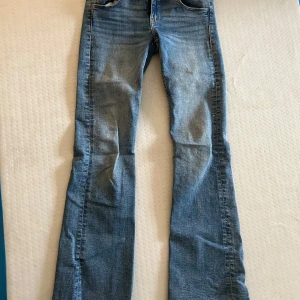 Blå bootcut jeans - Säljer ett par snygga blå bootcut jeans i bra skick från Gina Tricot. St 158.