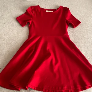 Röd jul barnklänning  - Använd en gång. Jätte söt i formen och perfekt till julen. 