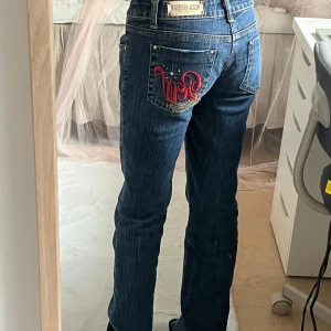 Rocawear Jeans - Intressekoll på as snygga Rocawear jeans!! Köptes secondhand men var tyvärr för stora för mig. Är i väldigt bra skick. De passar M/L och är low rise. Skriv gärna prisförslag innan!! 