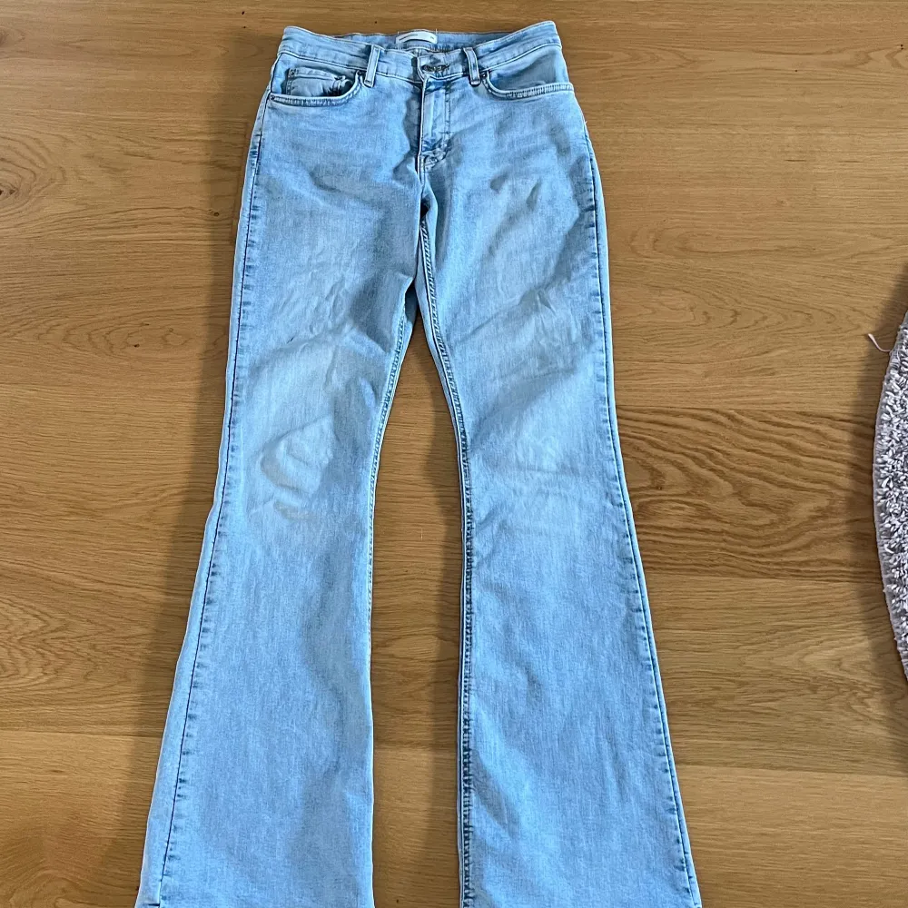 Jättefina low waist bootcut jeans från gina tricot!  Användning inte mycket så inga defekter. Jag är 168 cm, jeansen passar bra men funkar även för längre och kortare personer. Storlek 38.🌟. Jeans & Byxor.