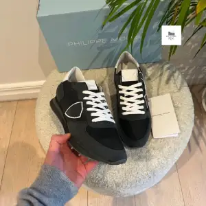 Philippe model trainers | Skick: 10/10 (HELT SPLITTER NYA) | EU 40 (fits 40-41) | Box medföljer | Pris - 2299kr | Fraktar via postnord eller instabox på köparens bekostnad | Hör av dig vid minsta fråga eller fundering! 