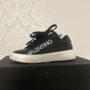Valentino skor - Säljer ett par valentino skor & anledning är att dom är för små för mig. Använda 2 ggr, de är i mycket bra skick!  Jag köpte de från Bestsecret så kan visa bevis på de samt att låda ingår. Storlek 37 men små i storleken!