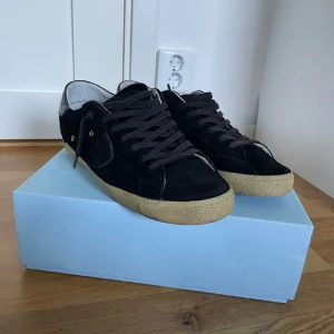 Philippe model 44-45 - 🚨1100kr (vecka 46) Säljer nu dessa riktigt fräscha Philippe model som sticker ut ur mängden då de är sällsynta, skick 8/10 skicka till oss om dungar övriga frågor eller bud.