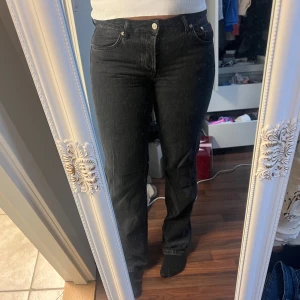 Svarta jeans  - Säljer ett par svarta jeans från 157 i storlek L. De är i bra skick och har en klassisk femficksdesign med knapp och dragkedja framtill. Perfekta för både vardag och fest! 🖤