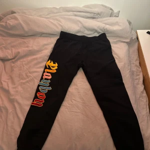 Playboy mjukisbyxor - Säljer Playboy mjukisbyxor, då jag inte använder dom längre, storlek m passar även s. 