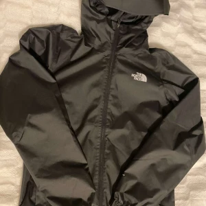 North face jacka  - Helt ny  storlek xs men sitter som S pris kan diskuteras vid snabb affär
