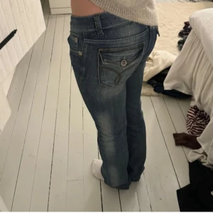 Lågmidjade jeans - Säljer vidare dessa lågmidjade bootcut jeansen då de inte passade mig. Bilderna är från tjejen jag köpte jeansen av. Det står storlek 32 men jag skulle säga 34.