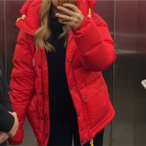 Fjällräven jacka  - Supersnygg röd fjällräven jacka i storlek Xxs men passar bra på mig som vanligtvis har S, inga defekter och väldigt välskött🥰