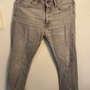 Grå jeans med loose fit - Säljer ett par grå jeans i loose fit-stil. Jeansen har en klassisk design med fem fickor och knappgylf.  Dom är i bra skick 8/10. Nypris 800‼️