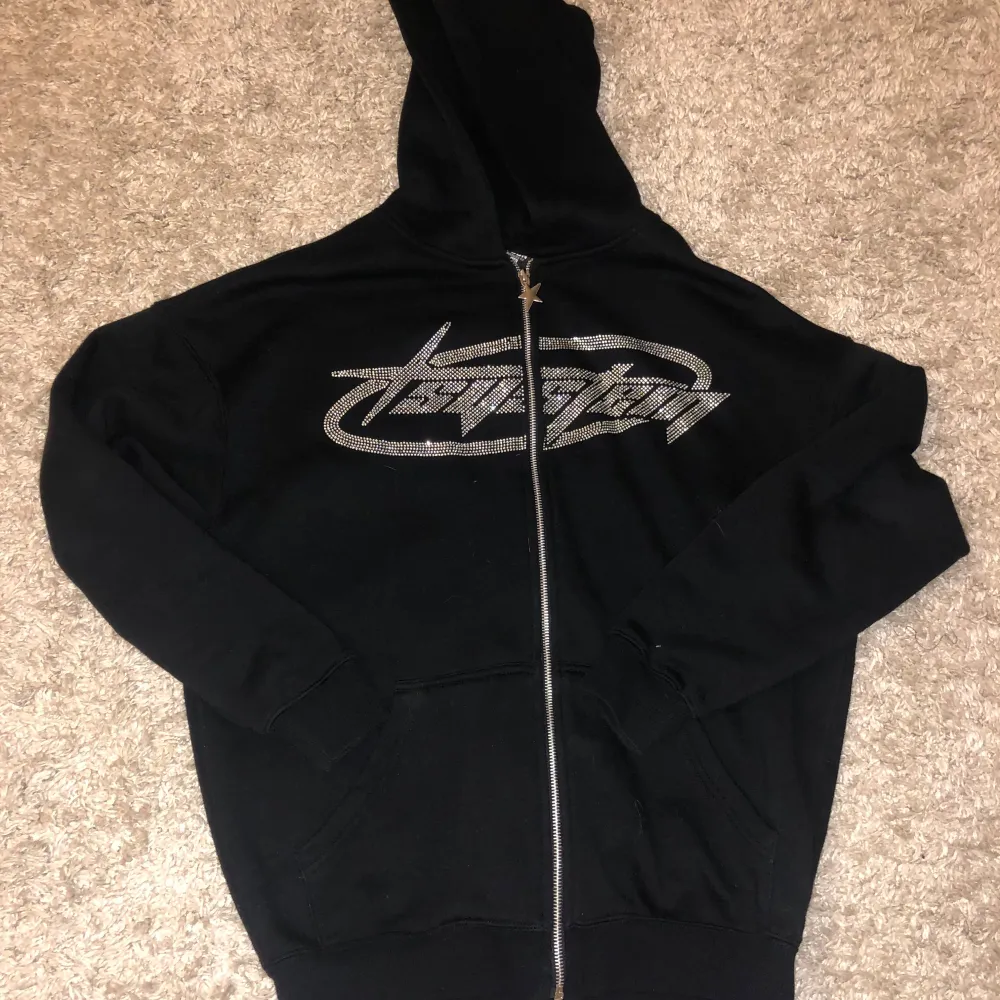 Black zip up worn a few times but great condition. Xs but fits S and M too cuz it’s oversized . Jackor.