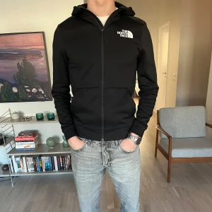 Svart fleece-jacka   - Mycket bekväm och snygg jacka/huvtröja med fleece på insidan.  Storlek: XS (passar S) Skick: Använd ett fåtal gånger. Mycket fint skick. Inga som helst deffekter. I princip i nyskick.  Tveka inte på att höra av dig om du har frågor eller funderingar 