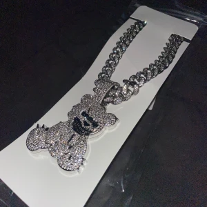 Halsband - Halsband i helt nytt skick(aldrig använt) Gläns av diamanter i det, fler bilder och videos kan skickas om det så önskas,  har även ett sånt här i guld om det skulle vara intressant.   Kan skickas eller mötas upp i Karlstad. Skriv vid frågor.