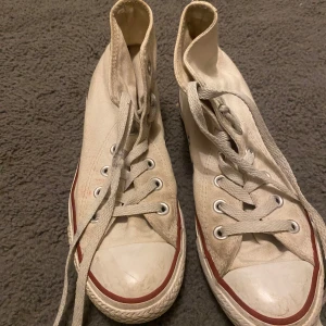 Säljer mina converse skor! - Vita, riktigt converse skor! Inte använt på länge! Meddela om du vill köpa!!