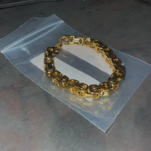 Guld armband - Guld armband i helt nytt skick(aldrig andvänt) mer bilder/videos kan lösas. Kan frakta eller mötas upp i Karlstad. Vid mer frågor skriv. 