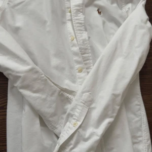 Ralph Lauren skjorta  - Vit Ralph Lauren skjorta i storlek xs använd 3 gånger. Passar ej längre mig. 