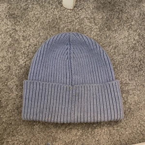Mössa  - Säljer denna mössa från lindex, väldigt varm och skön att ha på sig och passar nu till hösten/vintern ❤️