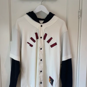 Jordan Oversized Hoodie (Oanvänd) - Jordan Hoodie köpt i New York, aldrig använts då den var lite för stor. Nypris 80/90$. Storlek S, men köpt i usa så den är större än det.
