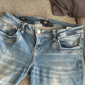 Ltb jeans - W30 L36. Lågmidjade flare. Modellen Valerie