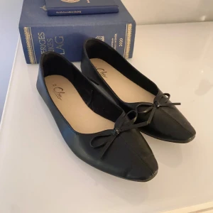Svarta ballerinaskor  - Svarta skor med rosett, använda en gång. Storlek 39. 