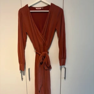 Indiska klänning Strl S - Väldigt bra skicka. Inköp på indiska för några år sen. Tjockare material. Storlek S. Super fin! 