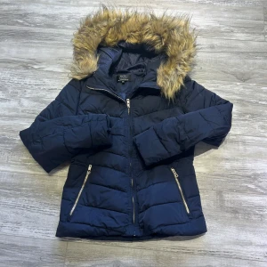 Jacka - Jacka från Only använd några gånger är i mycket bra skick, perfekt till vinter tid och normal i storlek. 