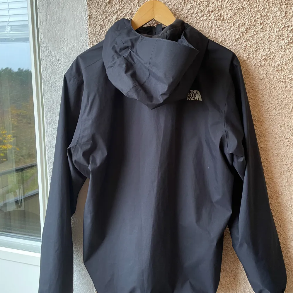 Säljer en svart vindjacka från The North Face i mycket bra skick. Säljer eftersom den var för stor för mig. Skriv om ni har några funderingar :). Jackor.