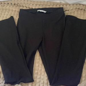 Svarta leggings från 157 - Säljer ett par svarta leggings från 157 i storlek S. De är i bra skick och perfekta för både vardag och träning. Materialet är mjukt och stretchigt, vilket ger en bekväm passform. Passar utmärkt till höst- och vintergarderoben.