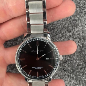 Gant klocka - Gant klocka som är använd ett fåtal gånger. Boxen ingår. Klockan är i fint skick men boxen är lite sliten! Hör av er om ni har mer frågor!
