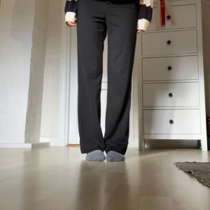 Svarta kostymbyxor - Säljer ett par stilrena svarta kostymbyxor från veromoda i längd 30. De har en klassisk straight modell i ett mjukt och skönt material och passar perfekt till vardag som fest. Perfekta för höst och vinter! Jag är ca 165💕