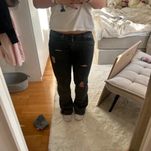 Low rise bootcut jeans  - Skit snugs jeans från Gina som jag har klippt hål i! De är lite försmå för mig, därför jag säljer de💗 pris kan diskuteras 💗