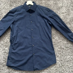 Hugo Boss Marinblå fin skjorta  - Extremt bra skick. Använd 1 gång. Marinblå. Snygg till fest. Storlek S/M. Priset kan prutas 
