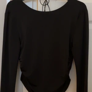 Svart långärmad topp med öppen rygg🖤 - Fin långärmad topp med öppen rygg, från Hanna Schönbergs kollektion🖤