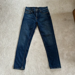 Nudiejeans i nyskick - Säljer ett par sjukt snygga Nudie Jeans i nyskick! ||Modell:  Steddie Eddie II || Skick: 10/10 || Sorlek: W30/L32 || Passform: straight fit/raka || Nypris: 1600    Frågor och funderingar? Hör gärna av dig!