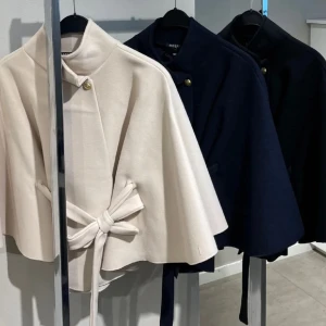 Supersnygg Poncho! - Säljer min poncho i svart eftersom den inte kommer till någon användning så vill helst bli av med den ❤️den är från cozy clossets men är exakt samma som den från missay☺️