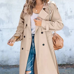 Beige trenchcoat - Snygg beige trenchcoat i mycket bra skick. Perfekt för höst och vår, med stilrena knappar framtill. Passar både till vardags och lite finare tillfällen.