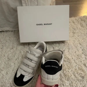 ISABEL MARANT - Säljer mina drömmars Isabel Marant skor. Passar till allt och super bekväma. Box medföljer💕 Defekter visas i sista bilderna. Ordinarie pris 3000kr 