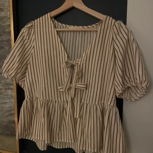 Randig blus - Söt Randig blus från Carin Wester, vit med bruna ränder