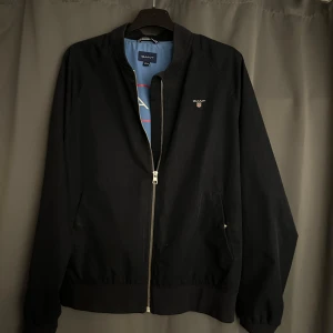 Svart cardigan från Gant. - Säljer en svart vårjacka från Gant i mycket bra skick. Typ aldrig använd. Perfekt t våren.
