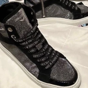 Zadig skor  - Zadig&voltaire skor som passar storlek 39-41 men är storlek 40. Väldigt bra skick. Skriv för fler bilder 🥰. Köpt för 4000kr. Perfekt till vintern. 