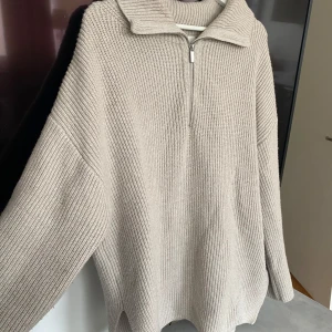 Stickad tröja - Beige stickad tröja med kort slits i sidan, från H&M. Tecken på användning, men fortfarande i bra skick. 