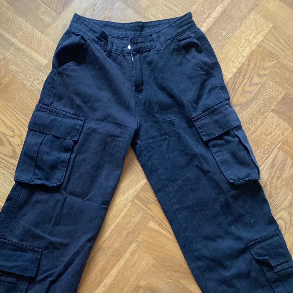 Svarta cargos i storlek S, säljes pga för små. Jeans & Byxor.