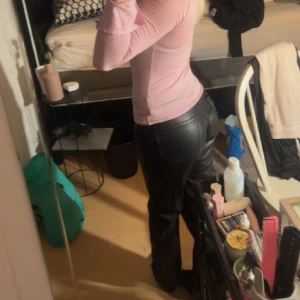 Skinn byxor - Säljer dessa från lager 157 då dom inte sitter nå bra på mig dom är i ny skick har använt dom max 5 gånger köpte för 400 kom privat för fler bilder dom är low waisted