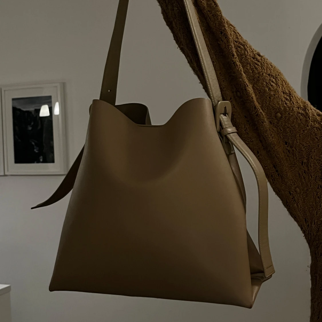 Beige axelväska i syntetmaterial