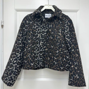 Leopardmönstrad jacka från NA-KD - Säljer en supercool leopardmönstrad jacka från NA-KD i storlek 34. Jackan har långa ärmar och knappar framtill. Perfekt för att ge din outfit en trendig touch. Passar både till vardags och fest!💗